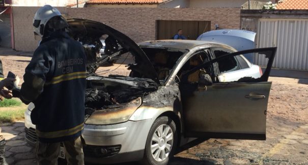 Carro de investigadora de polícia pega fogo em frente de delegacia