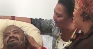 Alcione visita Arlindo Cruz: “Cantar pra ele massageou meu coração”