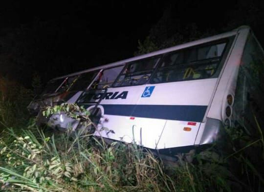 Ônibus tomba com time de Bacabal e deixa dois mortos