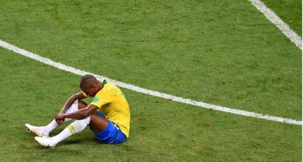 Fernandinho é alvo de ataques racistas após eliminação do Brasil