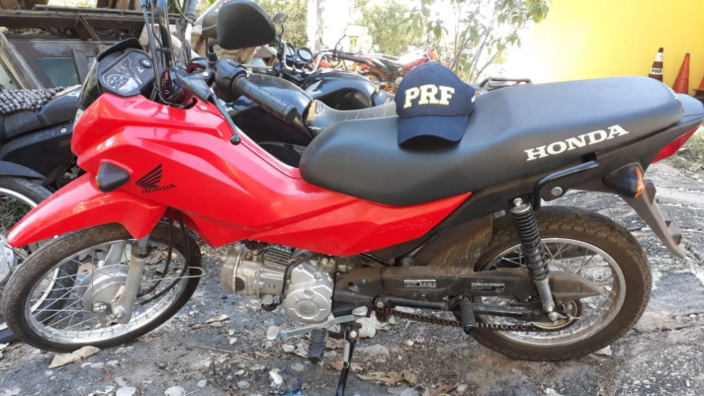 Mulher agride policial e causa confusão para não ter moto apreendida