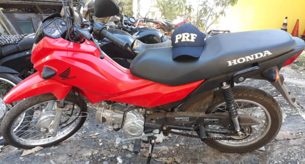 Mulher agride policial e causa confusão para não ter moto apreendida