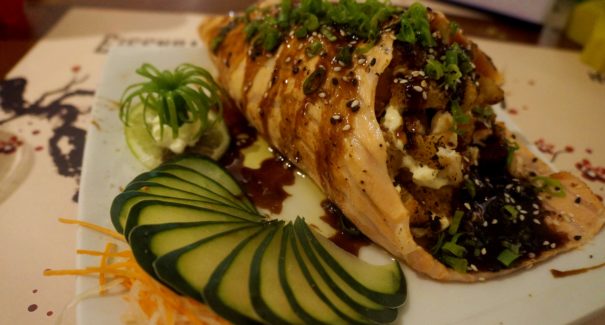 Provamos: Temaki enrolado no salmão defumado do Mokai