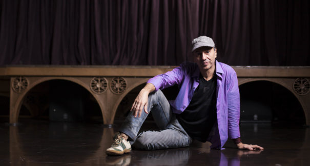Zeca Baleiro faz show gratuito na Avenida Litorânea neste sábado
