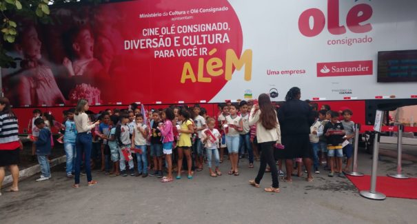 Caxias recebe sessão de cinema itinerante em praça pública