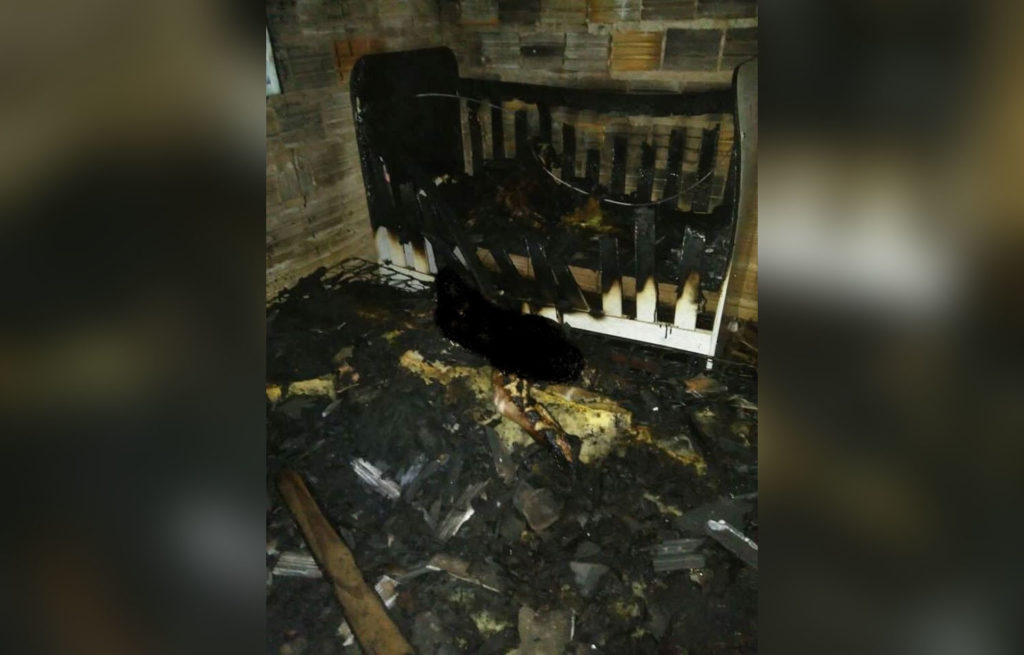 Gêmeas de um ano morrem carbonizadas dentro de casa