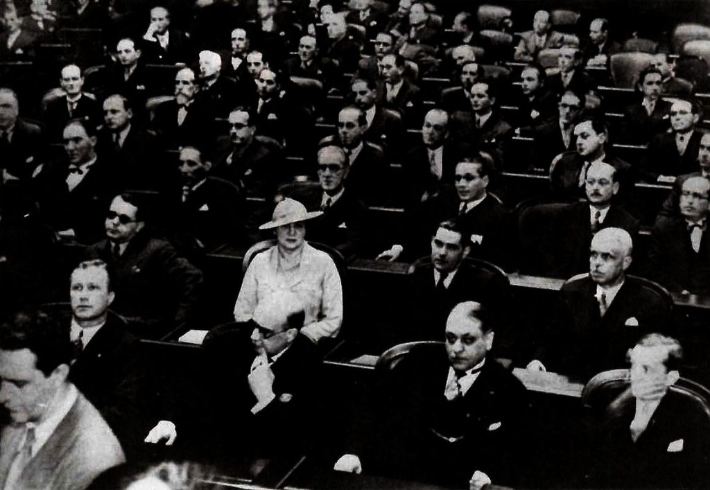 Carlota Pereira de Queiróz foi a primeira mulher brasileira eleita deputada federal, em 1933, um ano após a conquista do voto feminino. Participou da Revolução Constitucionalista e ocupou seu cargo até o Golpe de 1937.