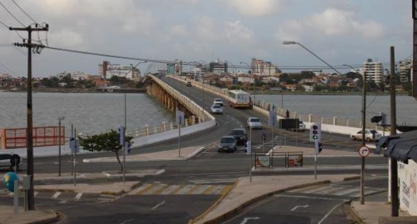 Carro capota após colisão na Ponte do São Francisco