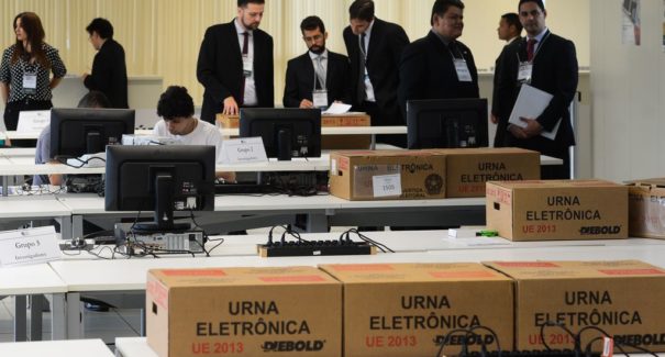 Processo de programar e lacrar as urnas é aberto ao público