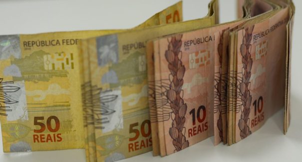 Contribuintes começam a recebem a restituição do IR