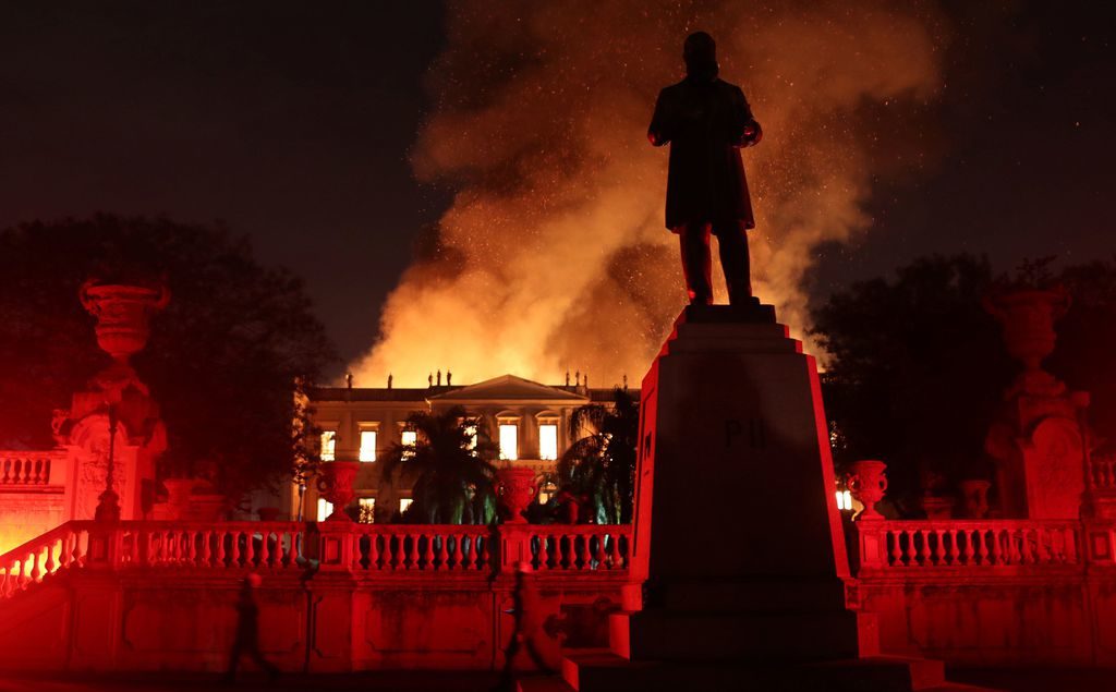 Um incêndio de proporções ainda incalculáveis atingiu, no começo da noite deste domingo (2), o Museu Nacional do Rio de Janeiro, na Quinta da Boa Vista, em São Cristóvão, na zona norte da capital fluminense