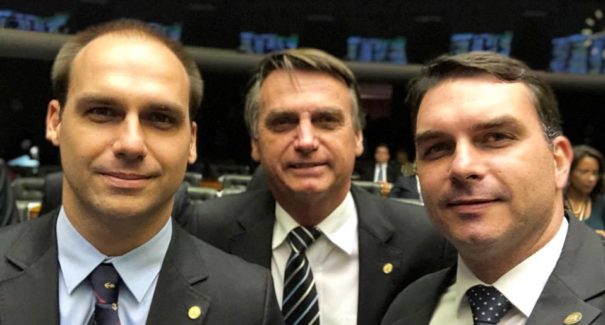 Policiais presos por extorsão atuavam na campanha do filho de Bolsonaro