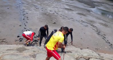 Homem é resgatado por bombeiros após ficar atolado até o peito na Beira-Mar
