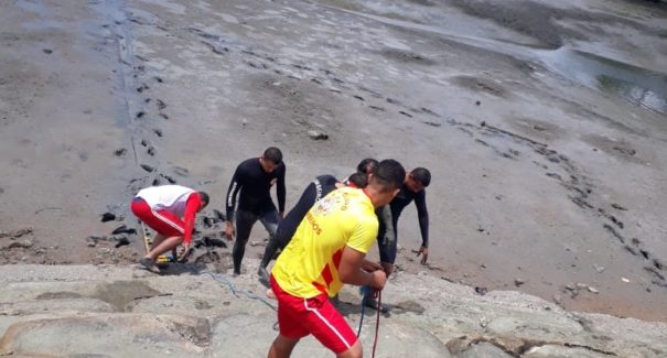 Homem é resgatado por bombeiros após ficar atolado até o peito na Beira-Mar