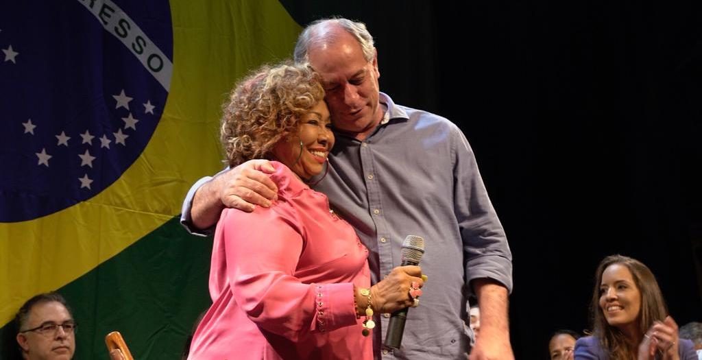 Sem coerência política, Alcione apoia Roseana e Ciro (Foto: Twitter/@cirogomes)