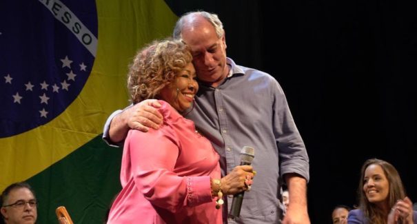 Alcione canta para a família Sarney e vota em Ciro Gomes