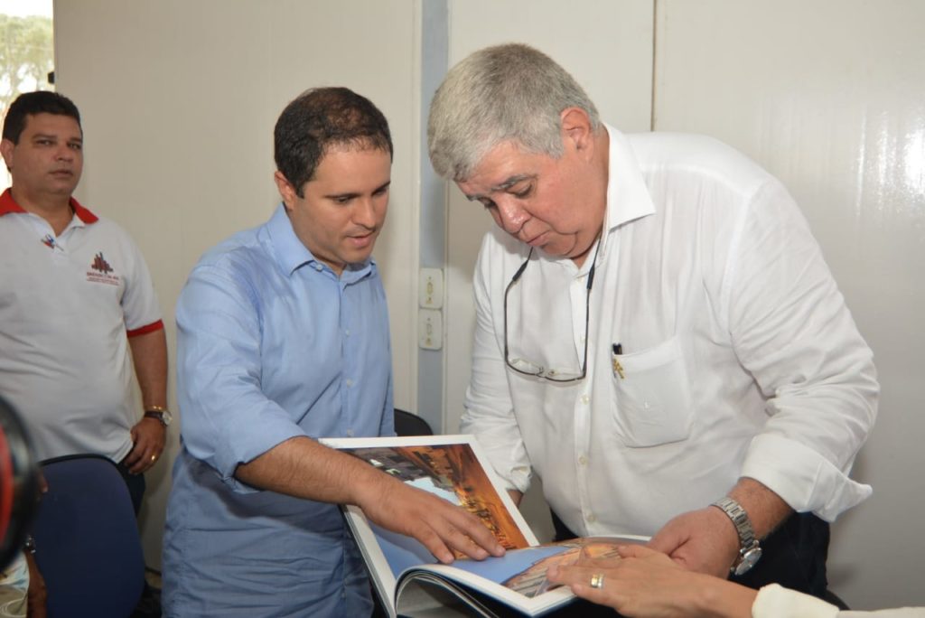 O prefeito Edivaldo Holanda Jr presenteando o ministro Carlos Márun com o livro do fotógrafo Meirelles Jr. (Foto: Raillen Martins) 
