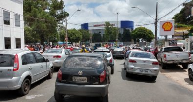 Protesto de motoristas de carros-lotação congestiona trânsito