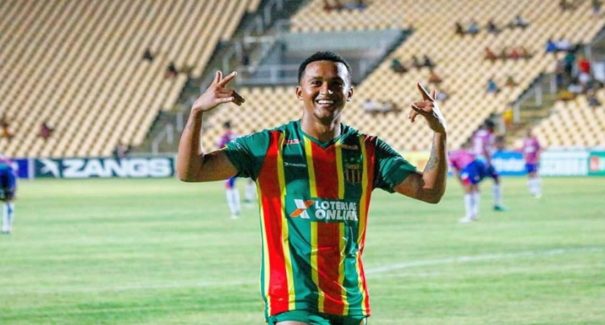 Sampaio vence líder na competição e deixa lanterna