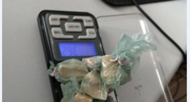 Acusada de tráfico joga pacotes de crack na estrada