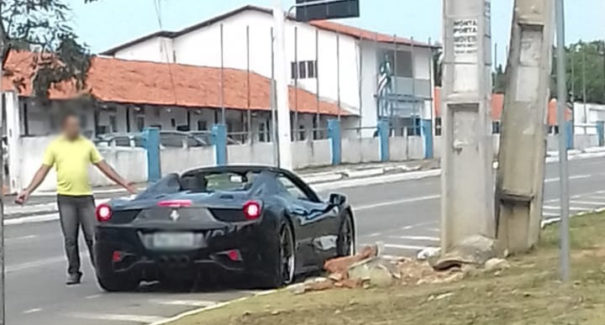 Vídeo: Carro de passeio bate em Ferrari no Renascença
