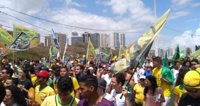 Marcha pró-Bolsonaro leva centenas à Av. Litorânea