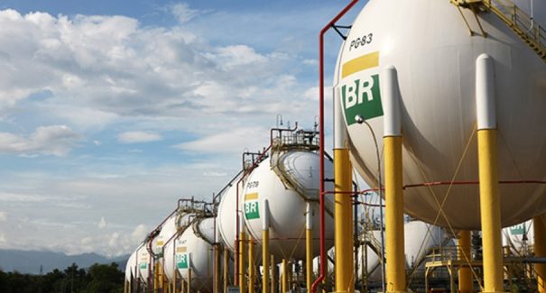 Petrobras sobe preço da gasolina nas refinarias e valor atinge recorde