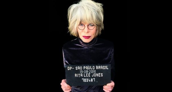 Rita Lee tem velório marcado por emoção entre fãs e artistas