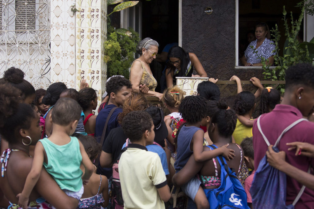 Entrega de doces na casa de Dona Bibi, na Madre Deus. (Foto: Rick Ramos)