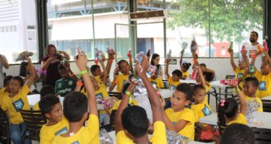 Crianças visitam fábrica de refrigerante em ação social