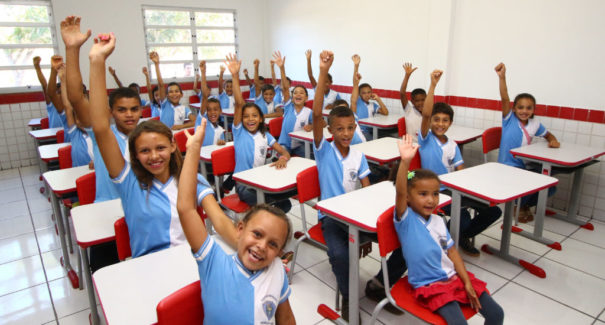 Com crise, pais transferem alunos da rede particular para pública