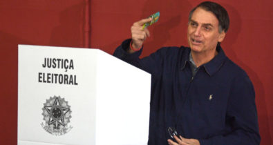 Jair Bolsonaro vota sob forte esquema de segurança no Rio de Janeiro