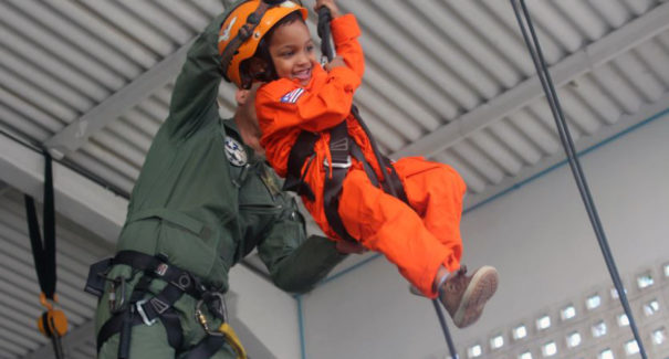 Corpo de bombeiros realiza sonho de menino fascinado pela profissão