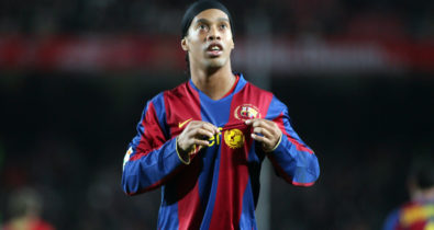 Ronaldinho é afastado de eventos do Barcelona por apoio a Bolsonaro