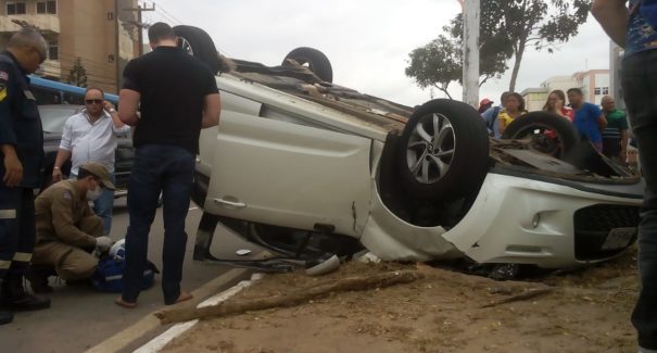 Carro capota na Colares Moreira, no bairro Renascença