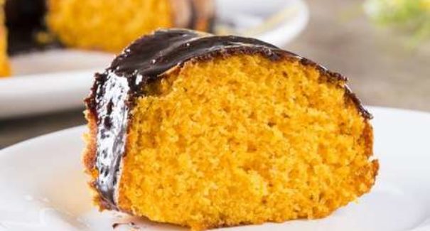 Saiba como fazer bolo de cenoura cremoso