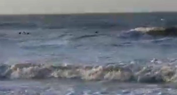 Kitsurfista e banhistas são resgatados do mar no Araçagi