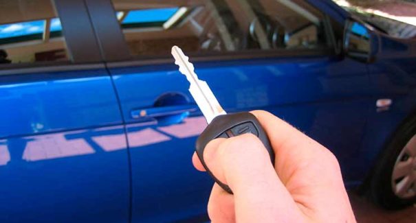 Homens são presos com bloqueadores de carro no estacionamento do Banco do Brasil