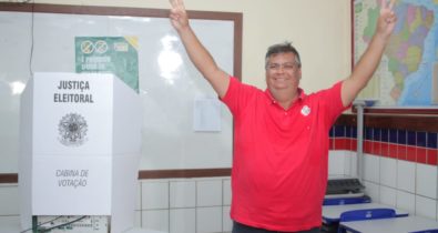 Flávio Dino vota, critica família Sarney e diz que vai ganhar no primeiro turno
