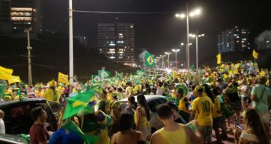 Eleitores de Bolsonaro comemoram na Av. Litorânea