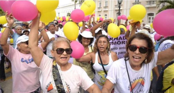 A felicidade e o bem-estar predominam entre os idosos