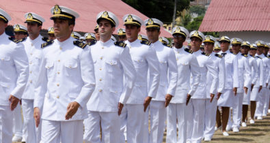 Marinha divulga três editais de concurso público; salários de até R$ 10 mil