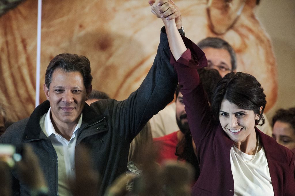 O candidato à Presidência da República, Fernando Haddad, e a vice Manuela D'ávila, durante declaração após resultado do primeiro turno das eleições. (Foto: Agência Brasil)