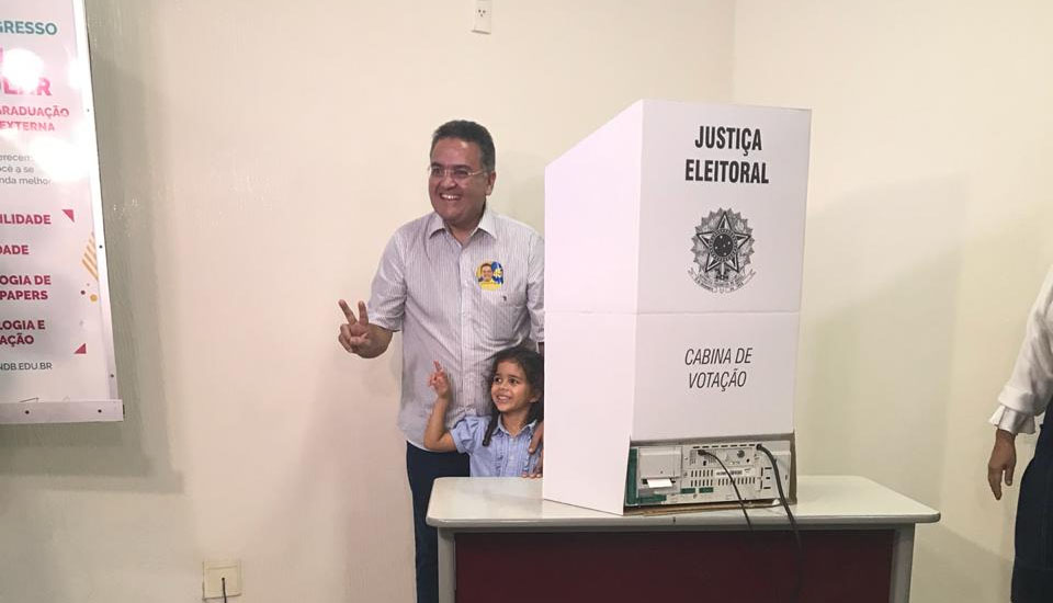 Roberto Rocha vota e diz que radicalismo tomou conta do país