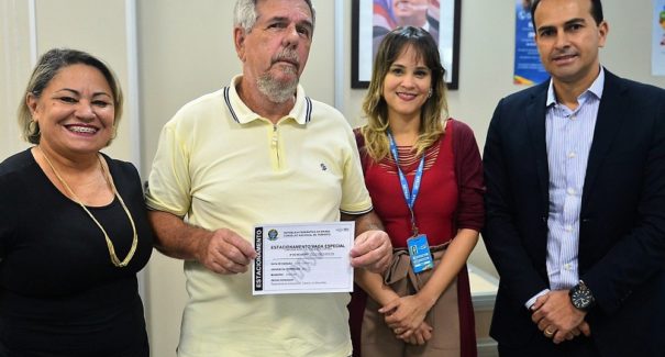 Detran-MA emite primeira credencial de estacionamento de idosos