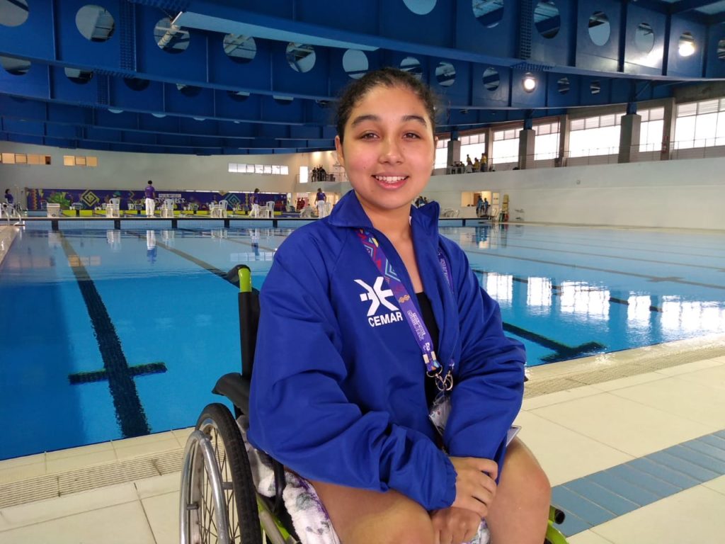 “Meu esforço vale a pena”, diz Izabelly Vitória, medalha de ouro na natação paralímpica