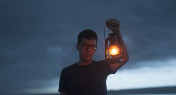 O cotidiano introspectivo no novo álbum de Lucas Maciel