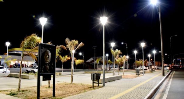 Nova iluminação da Praça Joãosinho Trinta está em fase final