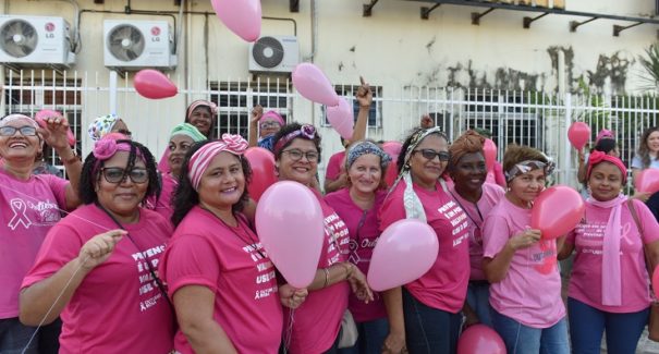 Mulheres que estão em tratamento recebem doações de lenços