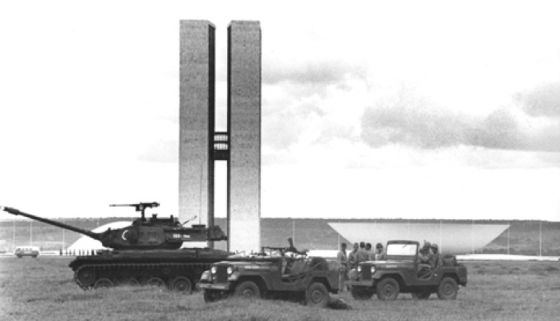 Tanques em Brasília (Foto: Arquivo DF/Senado)
